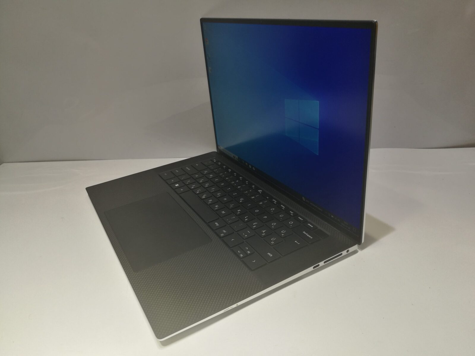 Új állapotú Dell XPS 15 9500 Magyar Új állapotú Dell XPS 15 9500 Magyar