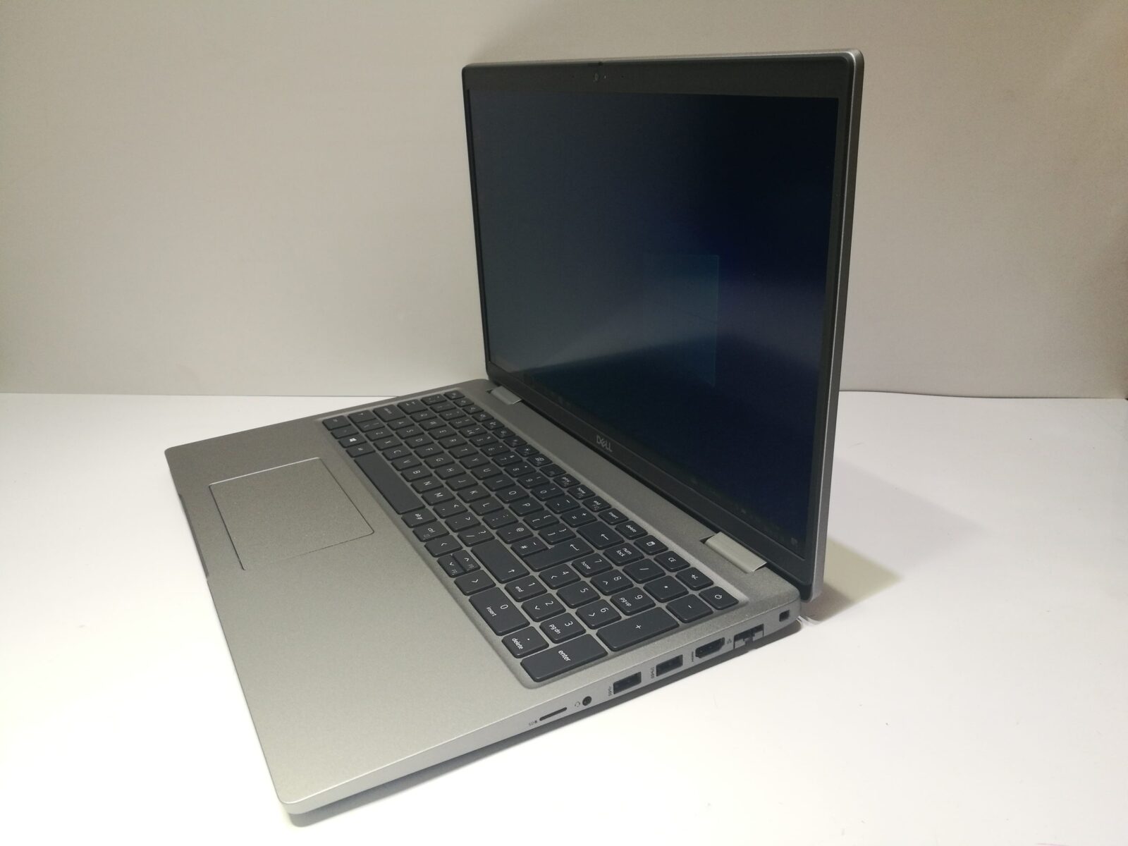 Új állapotú Dell Precision 3560 Új állapotú Dell Precision 3560